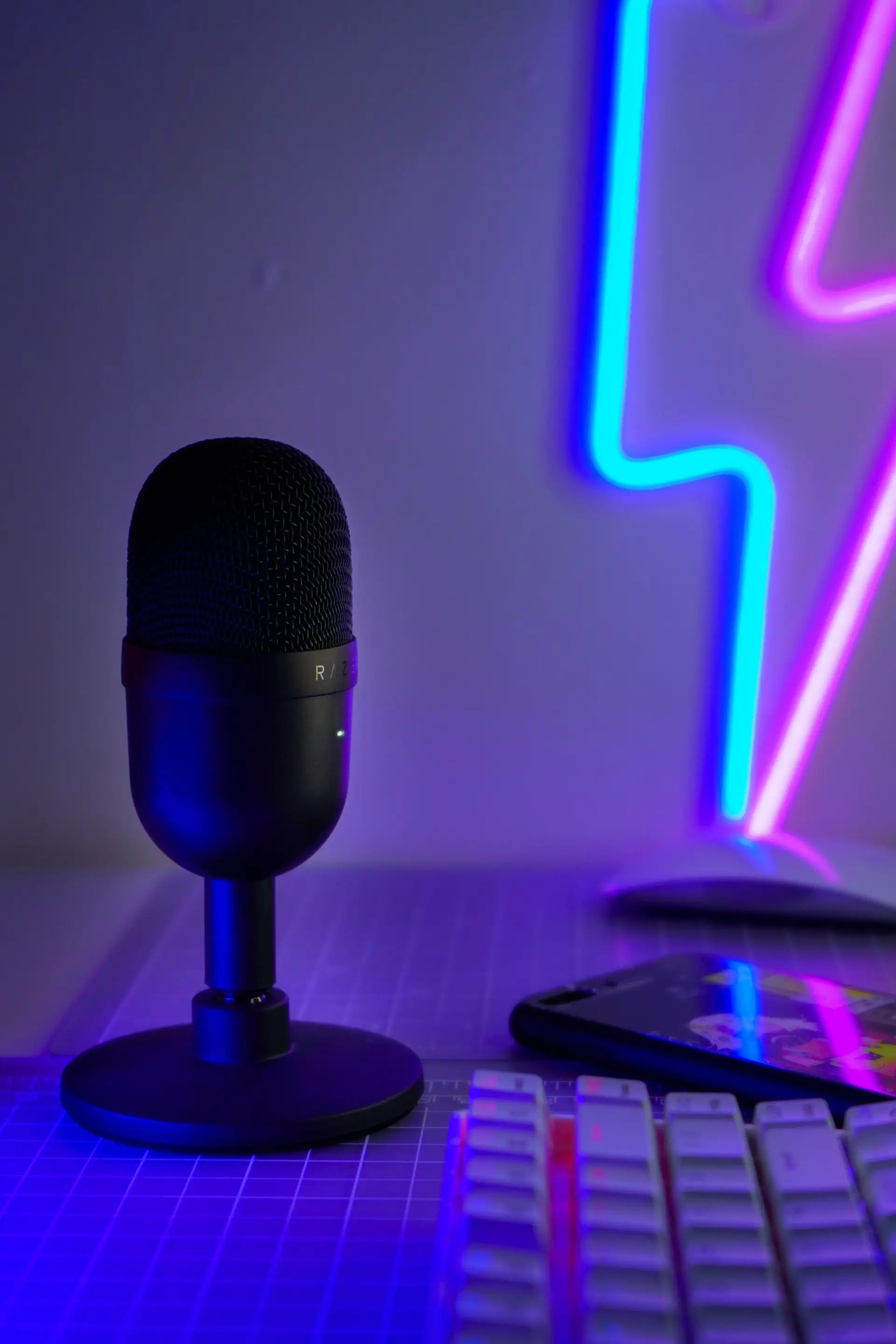 Mikrofon im farbig beleuchteten Studio
