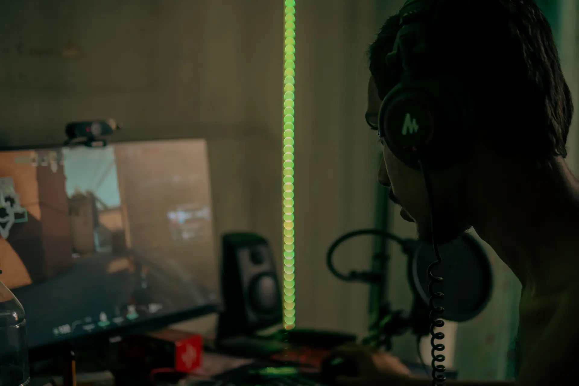 Fiktiver Streamer bei der Vorbereitung einer Sendung