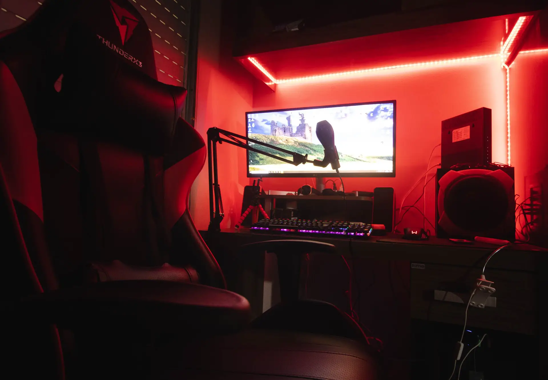 Fiktive Streamerin in einem farbig beleuchteten Studio